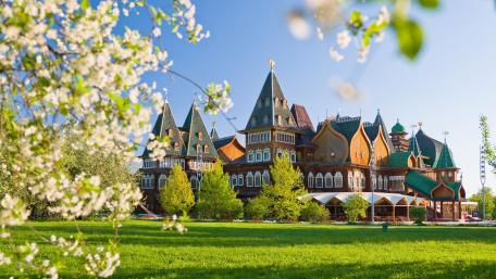 Spring Blossom Over Kolomenskoye Palace wallpaper