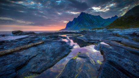 Vikten Coastal Sunset Over Lofoten Mountains wallpaper