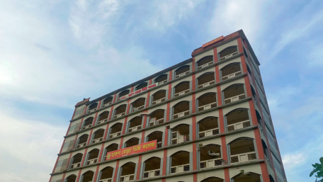 Urban College Building Under Open Sky wallpaper