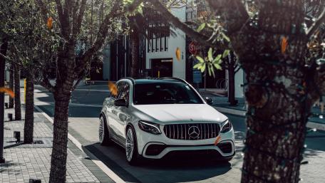 White AMG GLE 63 S Street Elegance wallpaper