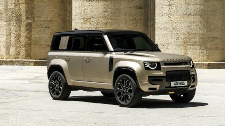 Land Rover Defender OCTA in Urban Light wallpaper