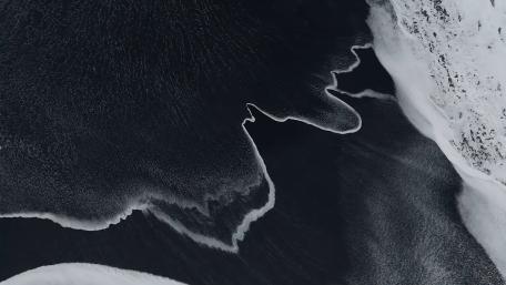 Monochrome Black Sand Shoreline wallpaper