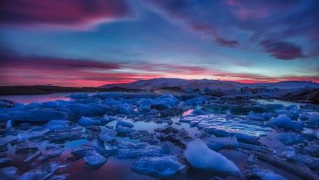 Frozen Twilight Over Jökulsárlón Lagoon wallpaper