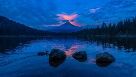 Twilight Glow Over Trillium Lake wallpaper
