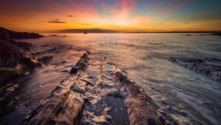 Golden Horizon Seascape wallpaper