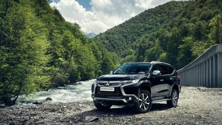 Mitsubishi Pajero Black SUV in Stunning wallpaper