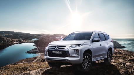 SUV Vehicle Mitsubishi Pajero wallpaper