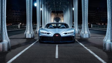 Midnight Bugatti Chiron Under the Bridge wallpaper