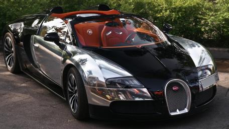 Bugatti Veyron in Sleek Forest Light wallpaper