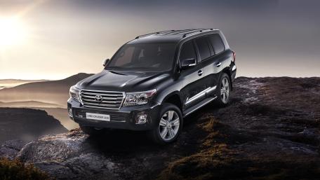 Toyota Land Cruiser 200 on Rocky Summit wallpaper