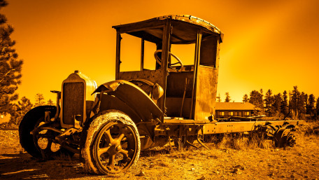 Rusty Barnfind Truck in Golden Desert Light wallpaper