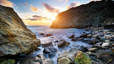 Golden Sunset on the Rocky Shore wallpaper