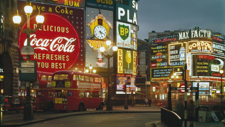 Piccadilly Circus Neon Glow wallpaper