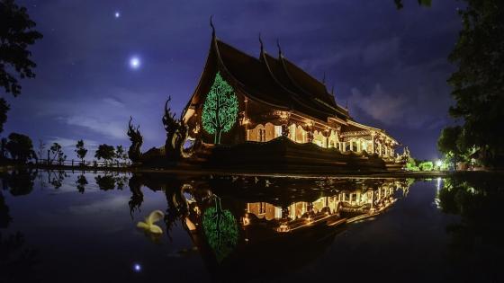 Serene Temple Reflection under Starlit Sky wallpaper