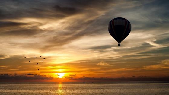Serene Sunset with a Hot Air Balloon wallpaper