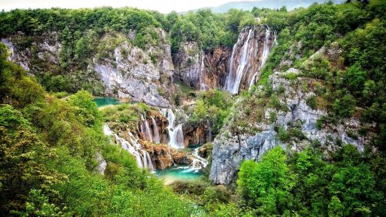 Waterfalls at Plitvice Lakes National Park ⛰️ wallpaper