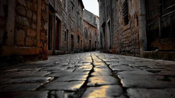 Cobblestone street - Worms eye view wallpaper