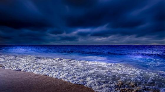 Cloudy dusk on the beach wallpaper