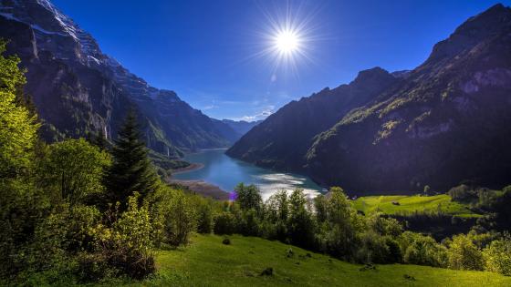 Klöntalersee (Klontal lake) in Klöntal valley wallpaper