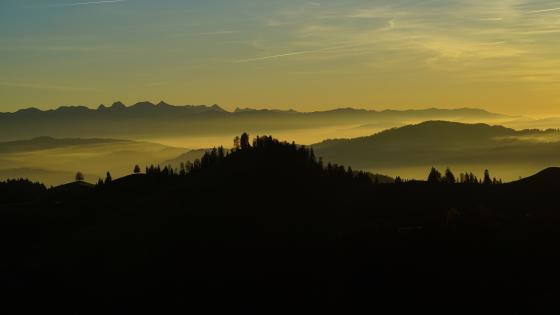 Hazy sunset in the Luderenalp wallpaper