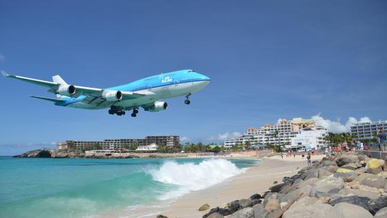 KLM Landing at Princess Juliana International Airport over Maho Beach ...