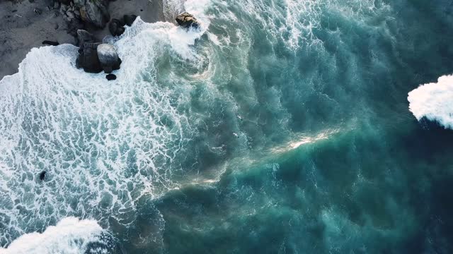 Ocean waves crashing on rocks live wallpaper