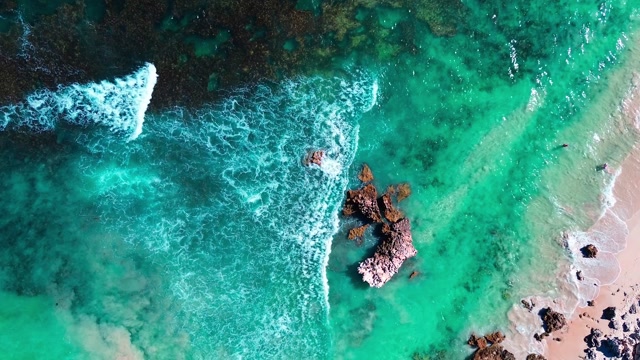 Turquoise Waves and Rocky Shoreline live wallpaper