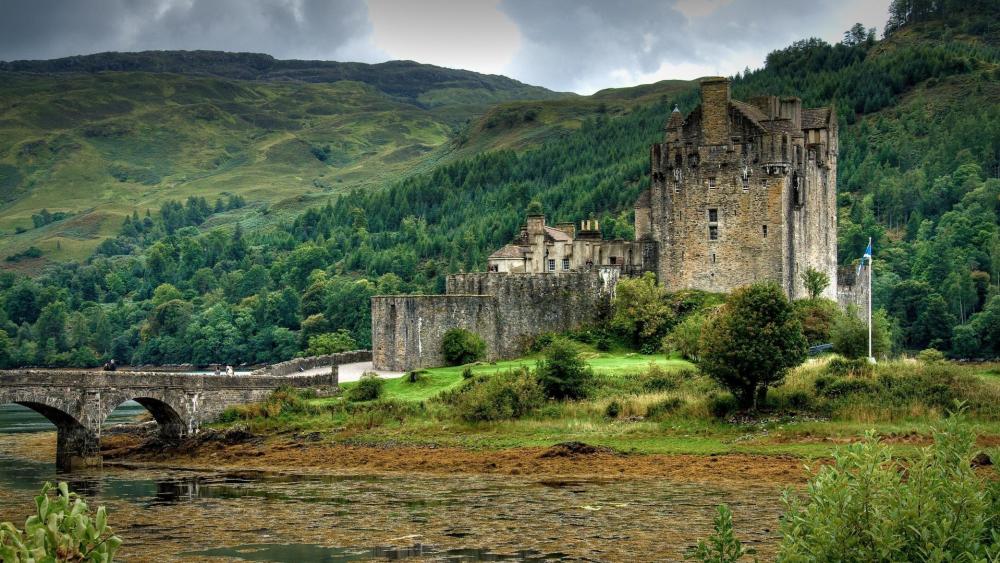 Eilean Donan Castle in Scotland wallpaper