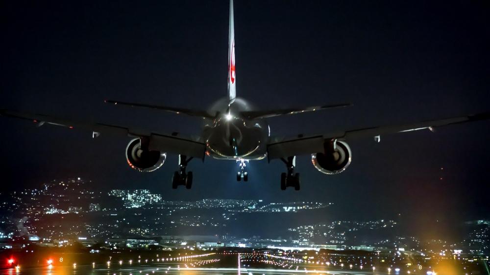 Airplane landing at night ✈️ wallpaper