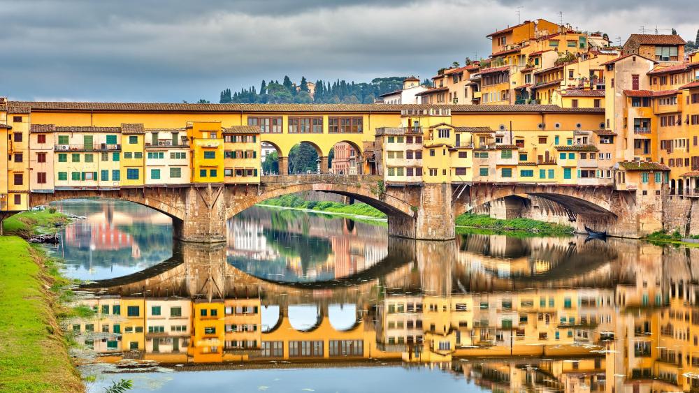 Ponte Vecchio Bridge over the Arno River, in Florence, Italy wallpaper