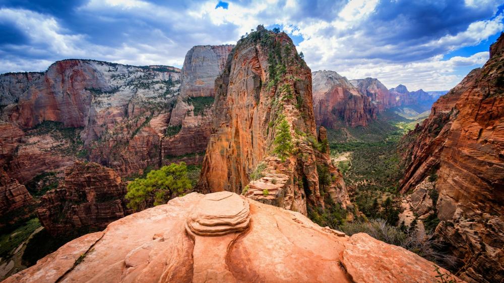 Angels Landing - Birds eye view of the world tallest sandstone cliffs wallpaper