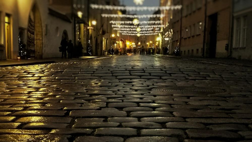Night street of the Old Town of Tallinn wallpaper