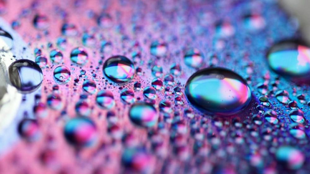 Waterdrops on a compact disc wallpaper