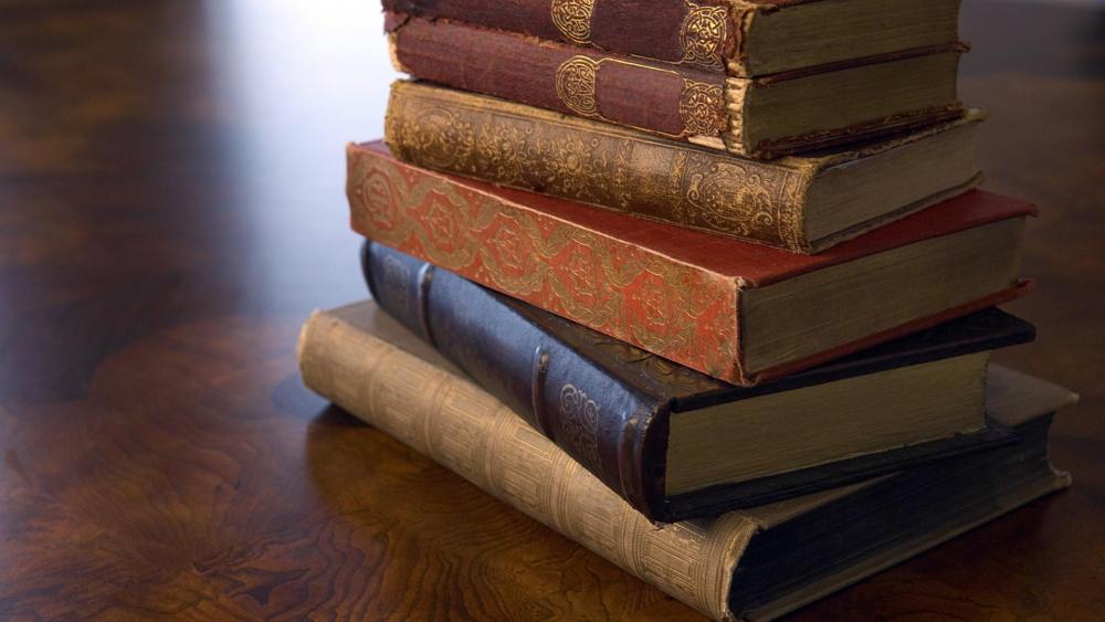 Old books on the table wallpaper