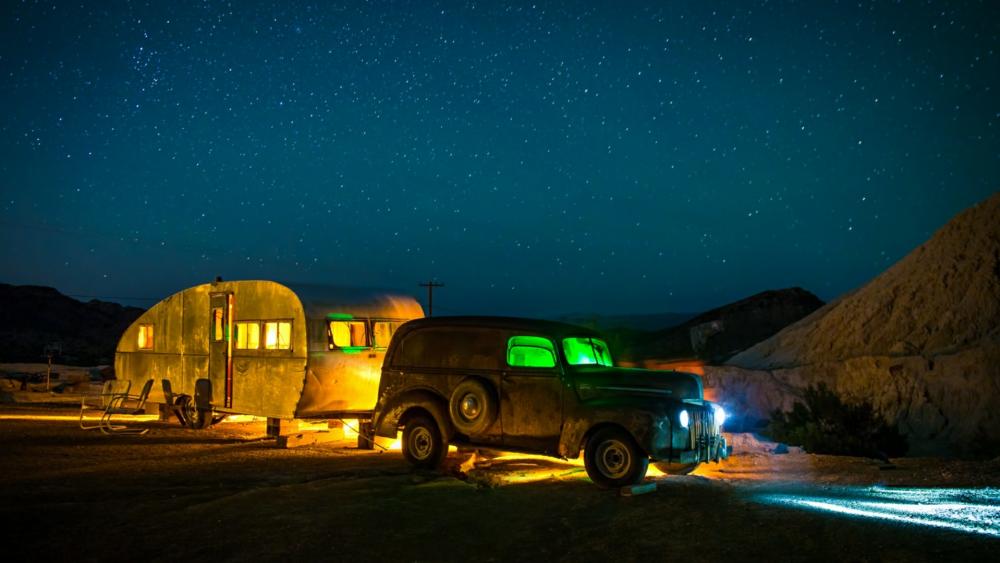 Vintage caravan under the starry night sky wallpaper