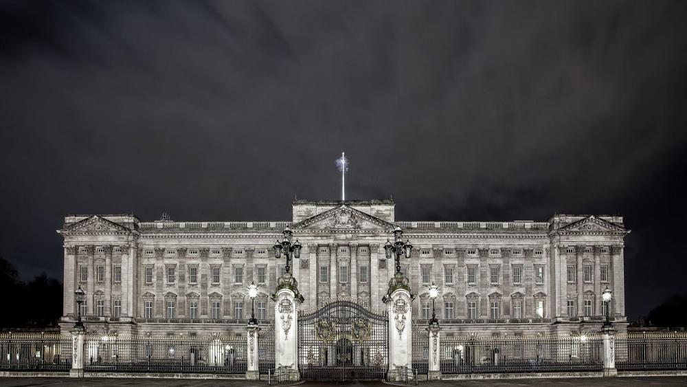 Buckingham Palace at night wallpaper