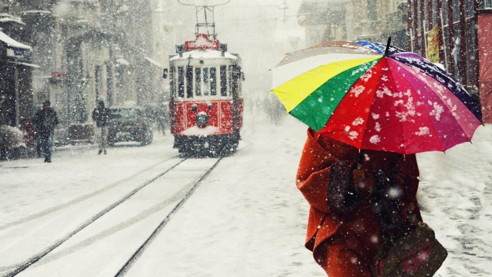 Red Tram in the snowfall wallpaper