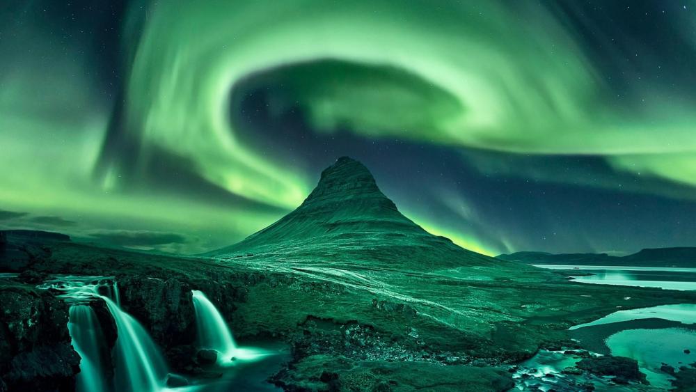 Aurora Borealis over Kirkjufell wallpaper