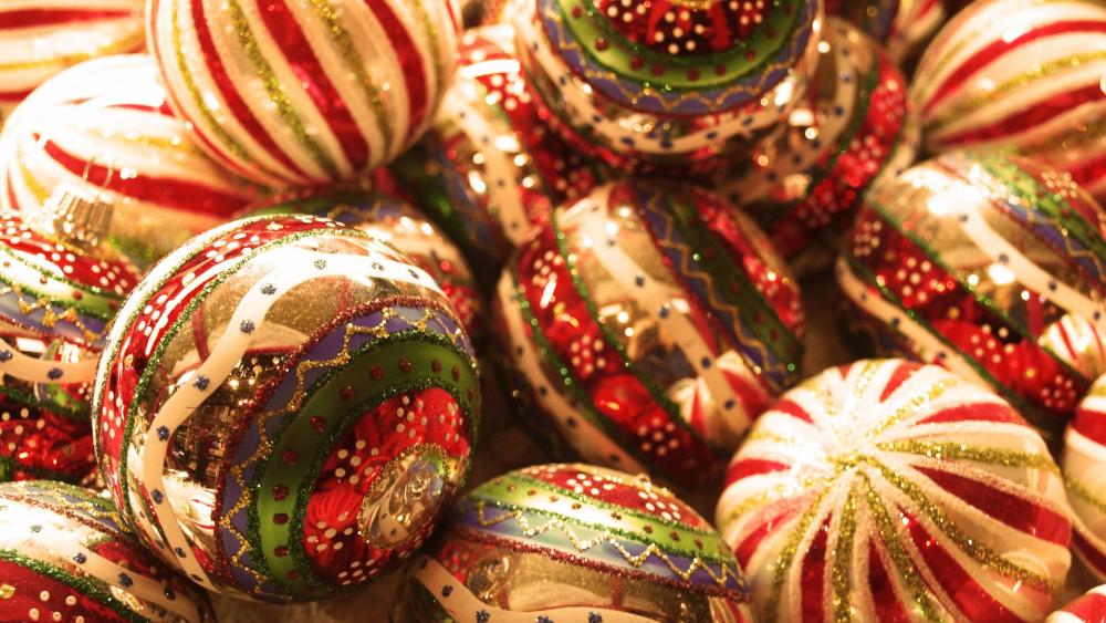 Gold Christmas balls wallpaper
