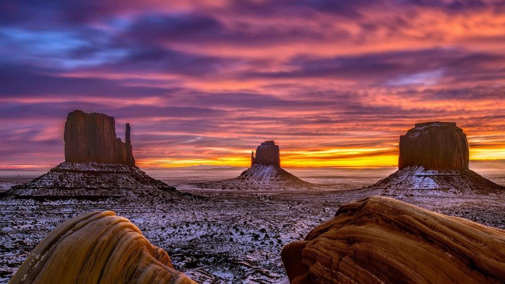 Monument Valley - West and East Mitten Buttes wallpaper