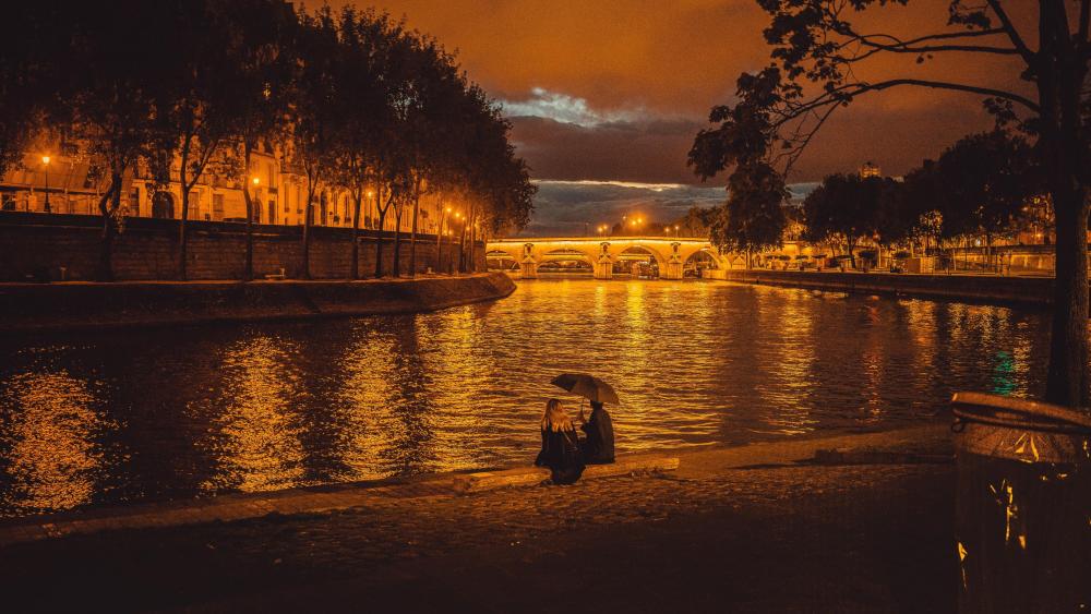 Cuople at dusk - Seine, Paris, France wallpaper