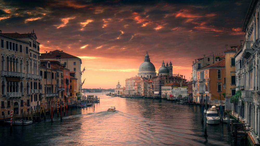 Grand Canal at dusk (Venice, Italy) wallpaper
