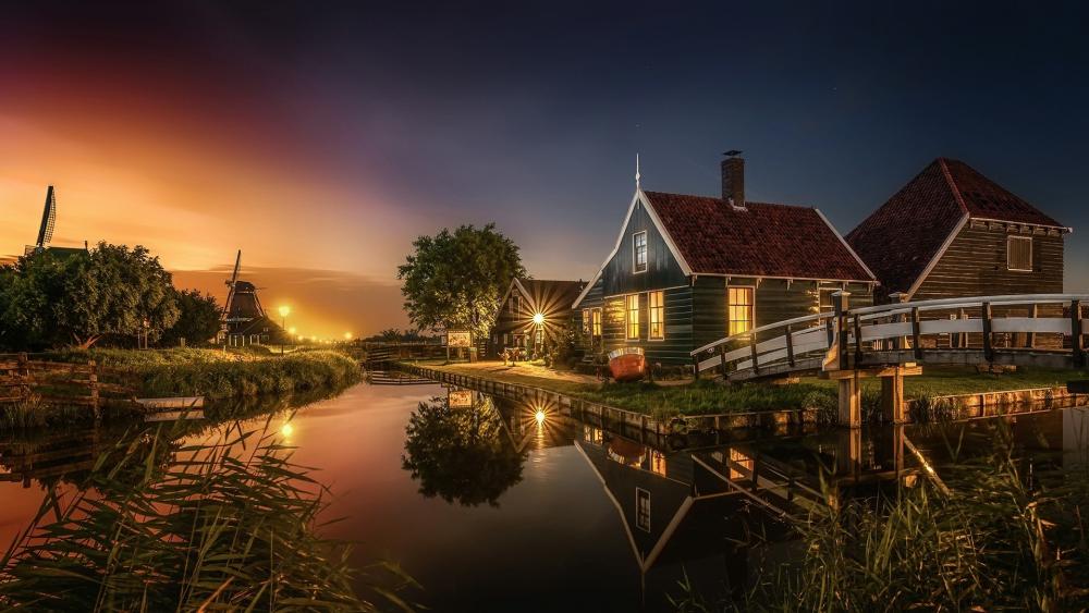 Canal reflection (Zaanse Schans, Zaandam, Netherlands) wallpaper