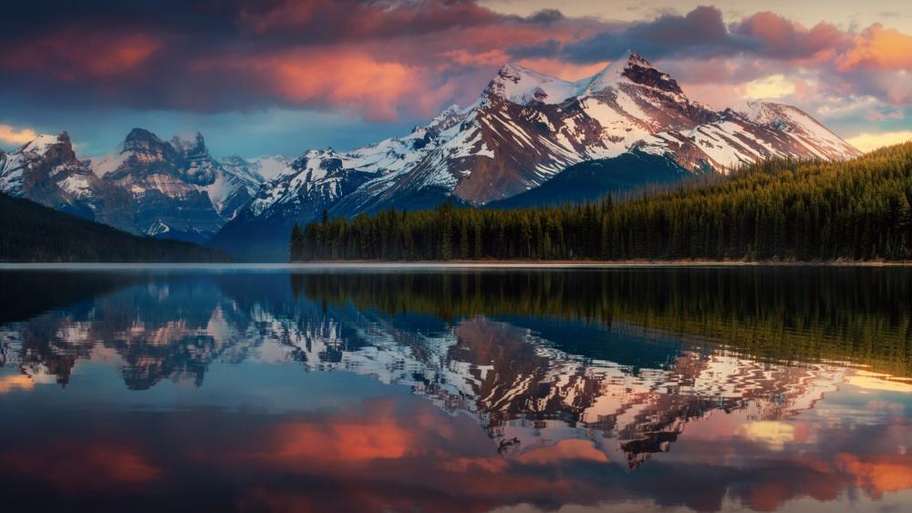 Maligne Lake reflection wallpaper