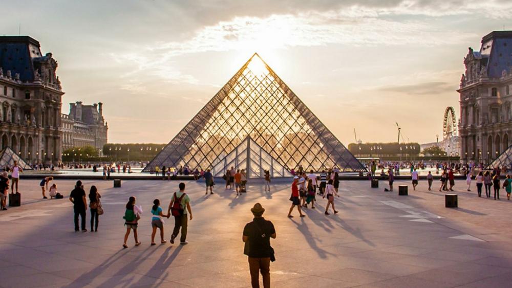 Louvre Pyramid wallpaper