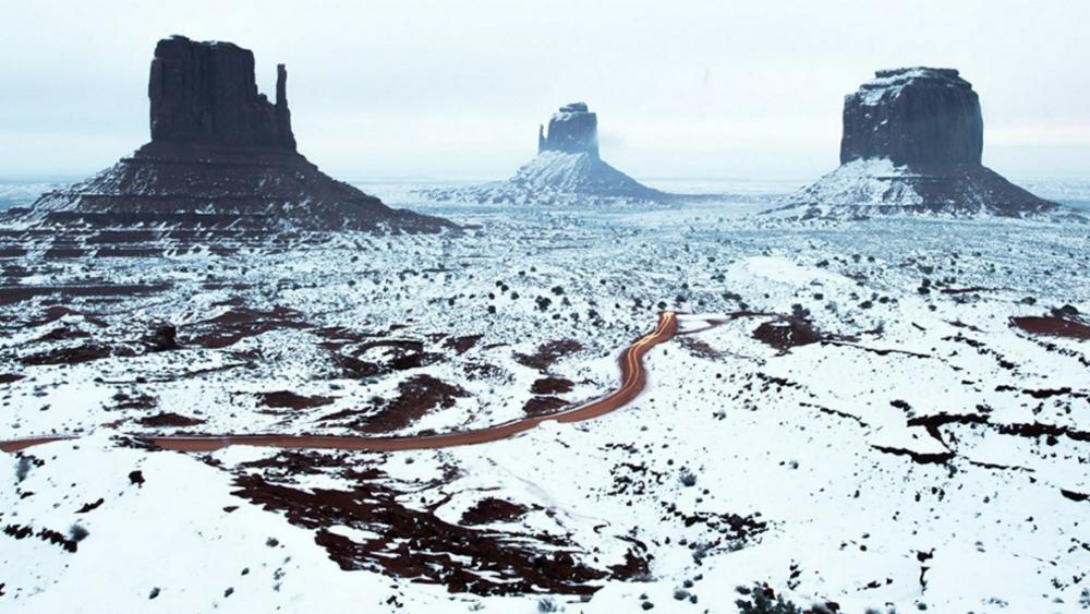 West and East Mitten Buttes in winter, Monument Valley wallpaper