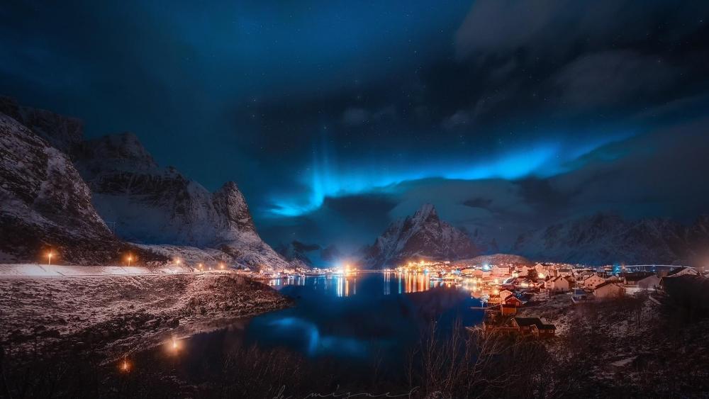 Aurora borealis over Reinefjord wallpaper