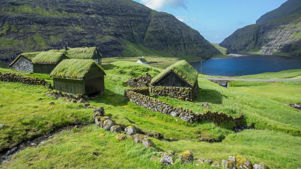 Turf Houses at Sørvágsvatn lake wallpaper