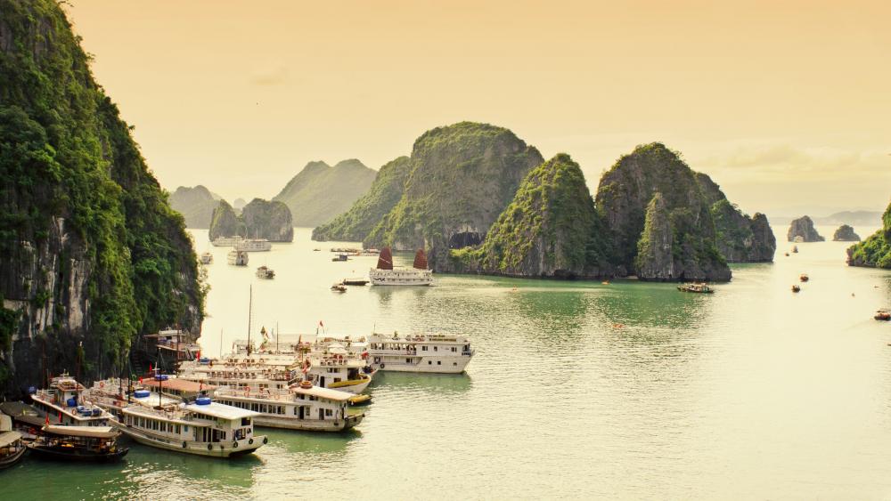 Ships in the Halong Bay wallpaper