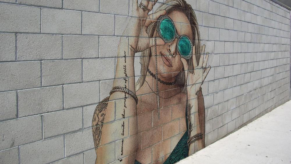 Graffiti girl wallpaper